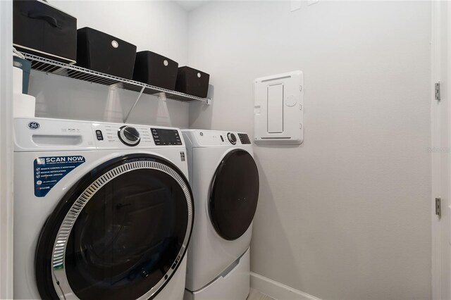971 Braewood Dr, Clermont, FL 34715 - laundry area with washer and dryer and baseboards