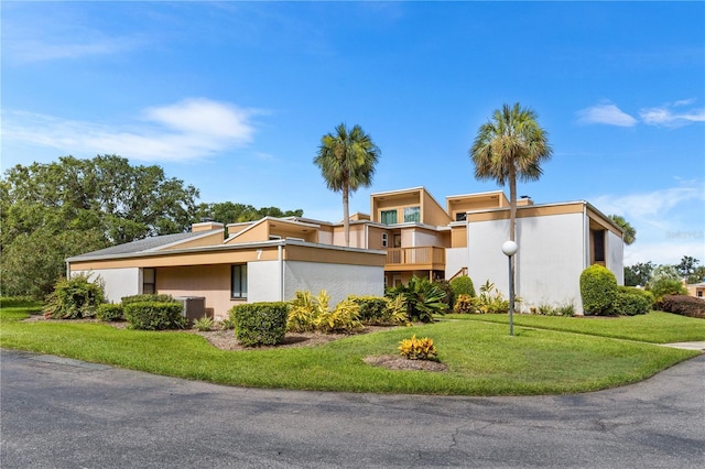 1051 S Highland St Unit 7D, Mount Dora, FL 32757 - mid-century modern home with stucco siding and a front yard