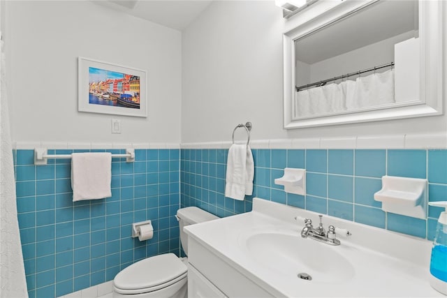 2312 S Summerlin Ave, Orlando, FL 32806 - full bath featuring vanity, a wainscoted wall, and tile walls