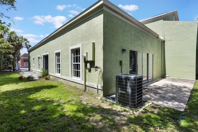 1065 Universal Rest Pl, Kissimmee, FL 34744 - rear view of property with stucco siding and a lawn