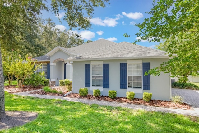 2782 Cedar Knoll Dr, Apopka, FL 32712 - ranch-style home featuring a front yard, a shingled roof, and stucco siding