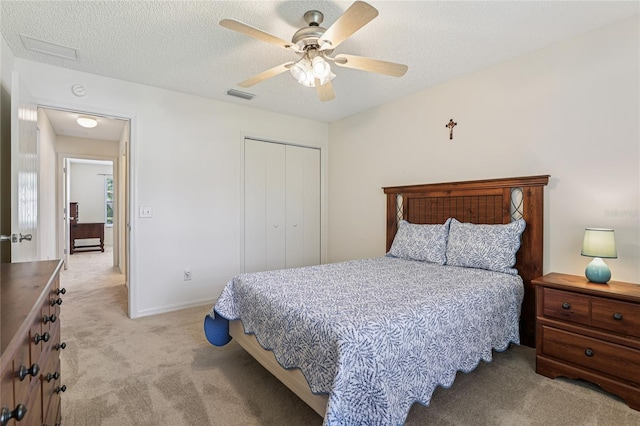 17097 SE 96th Chapelwood Cir, The Villages, FL 32162 - bedroom with carpet flooring, a closet, ceiling fan, and a textured ceiling