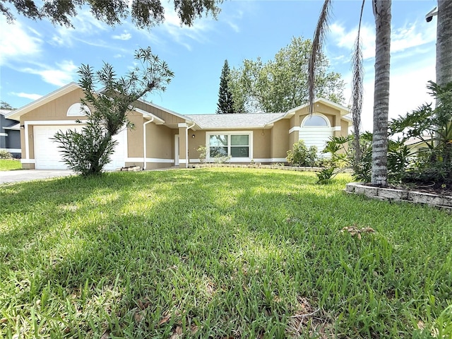 926 Freshmeadow Ct, Apopka, FL 32703 - single story home with stucco siding, a garage, a front lawn, and concrete driveway
