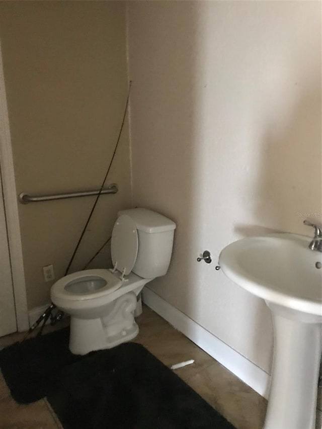 10 S Semoran Blvd S, Orlando, FL 32822 - half bathroom with toilet and baseboards