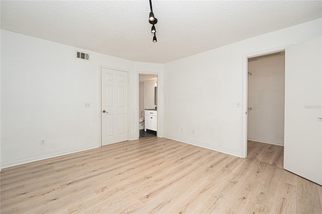 5160 Conroy Rd Unit 21, Orlando, FL 32811 - spare room featuring light wood-style floors and a textured ceiling