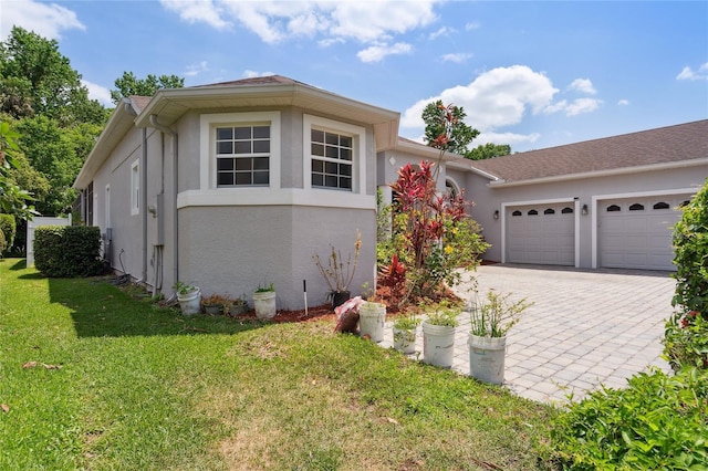 1542 Wescott Loop, Winter Springs, FL 32708 - view of front of house featuring stucco siding, an attached garage, a front yard, and driveway