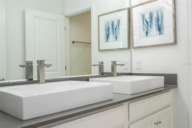 1097 Trappers Trail Loop, Davenport, FL 33896 - bathroom featuring double vanity