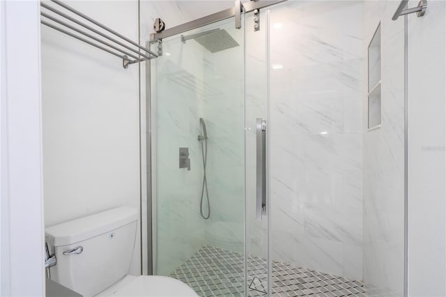 1097 Trappers Trail Loop, Davenport, FL 33896 - bathroom with toilet and a marble finish shower