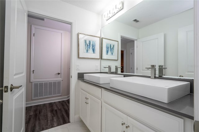 1097 Trappers Trail Loop, Davenport, FL 33896 - full bath featuring double vanity and baseboards