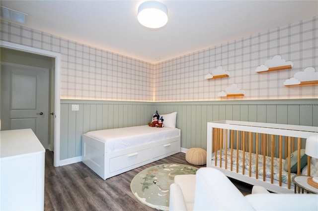 1097 Trappers Trail Loop, Davenport, FL 33896 - bedroom featuring wallpapered walls, a wainscoted wall, and wood finished floors