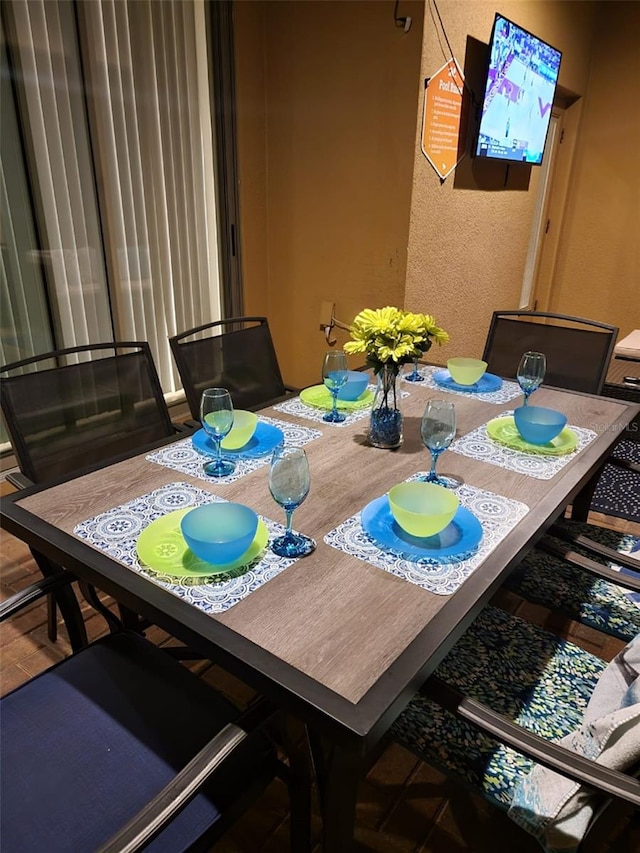2121 Morocco Way, Kissimmee, FL 34747 - dining space with a textured wall