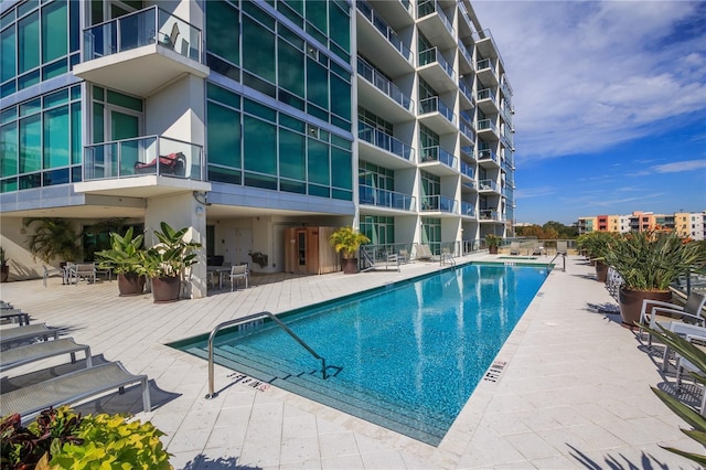 101 S Eola Dr Unit 1021, Orlando, FL 32801 - community pool with a patio