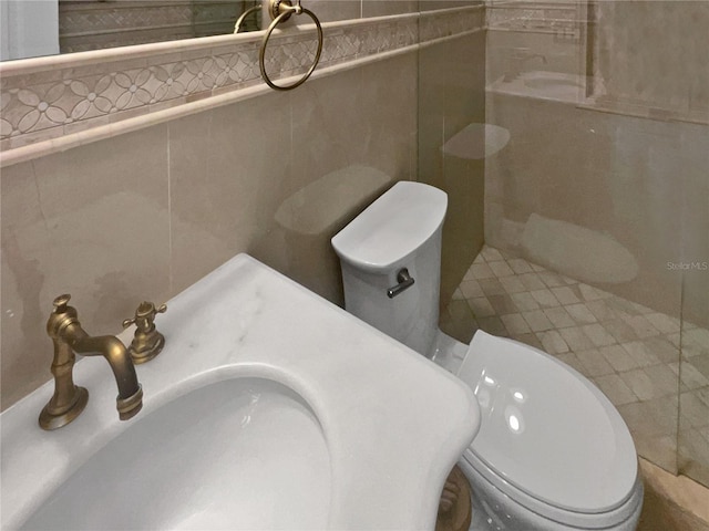 11356 Callaway Pond Dr, Riverview, FL 33579 - bathroom featuring tile walls and walk in shower