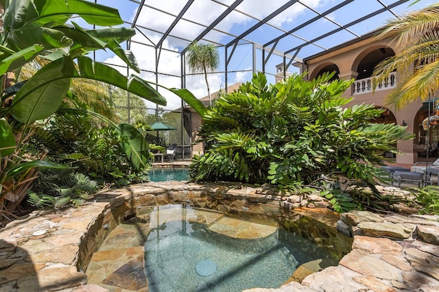 9400 Laws Rd, Clermont, FL 34714 - outdoor pool with an in-ground hot tub and glass enclosure