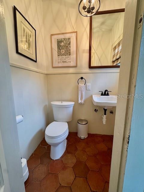 501 Richmond St, Orlando, FL 32806 - bathroom with toilet and a sink