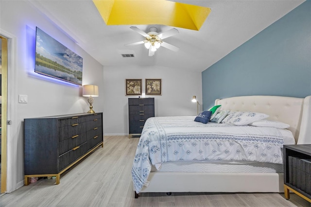 14566 Quail Trail Cir, Orlando, FL 32837 - bedroom featuring light wood-type flooring, lofted ceiling, and a ceiling fan