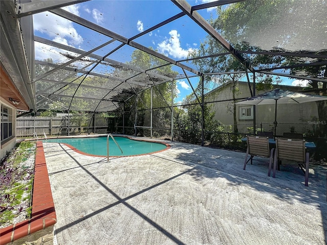 8346 Mattituck Cir, Orlando, FL 32829 - view of swimming pool with a patio, a fenced backyard, and a lanai