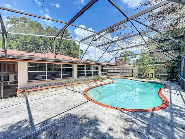 8346 Mattituck Cir, Orlando, FL 32829 - view of pool featuring a patio area, a fenced backyard, and glass enclosure