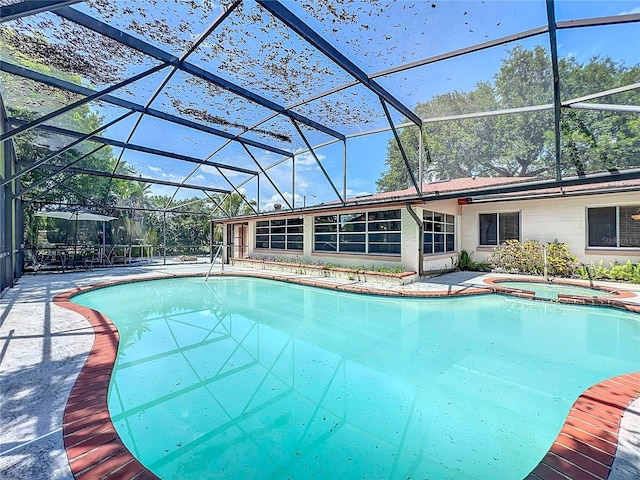 8346 Mattituck Cir, Orlando, FL 32829 - view of swimming pool featuring a lanai, a pool with connected hot tub, and a patio area