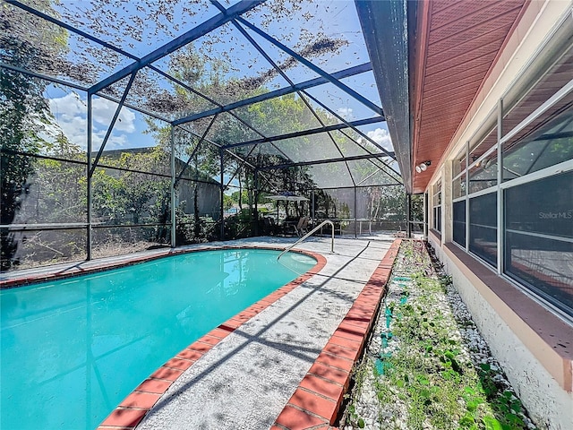8346 Mattituck Cir, Orlando, FL 32829 - outdoor pool with a patio and glass enclosure