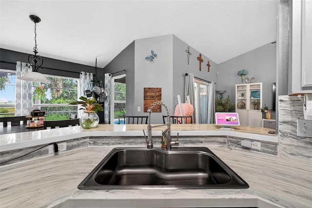 544 Lake Sumner Dr, Groveland, FL 34736 - kitchen featuring vaulted ceiling and decorative light fixtures