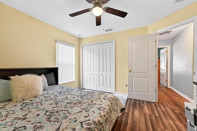 544 Lake Sumner Dr, Groveland, FL 34736 - bedroom with wood finished floors, a closet, a textured ceiling, and ceiling fan