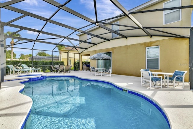 4123 Oaktree Dr, Davenport, FL 33837 - view of swimming pool with a patio area, a pool with connected hot tub, and glass enclosure