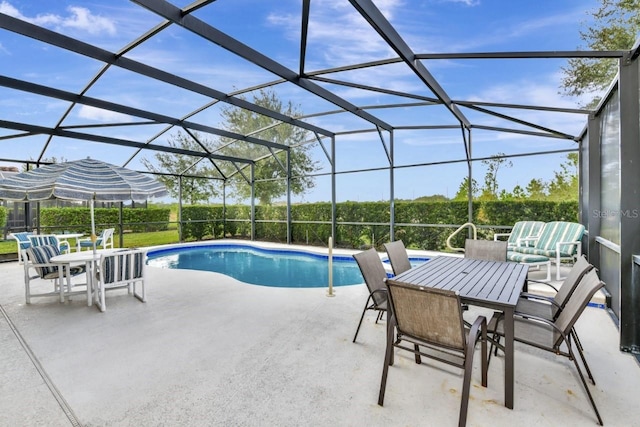 4123 Oaktree Dr, Davenport, FL 33837 - outdoor pool with a patio area, outdoor dining area, and glass enclosure