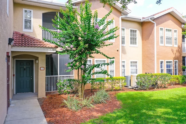 12204 Wild Iris Way Unit 108, Orlando, FL 32837 - view of front facade with stucco siding, a tile roof, and a front lawn