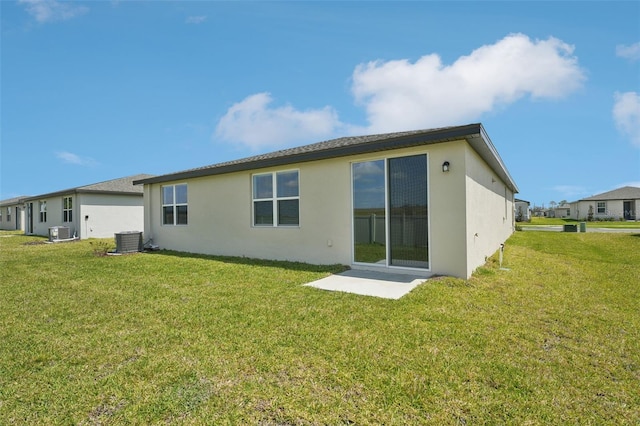 1349 Oak Valley Dr, Auburndale, FL 33823 - back of property featuring stucco siding and a lawn