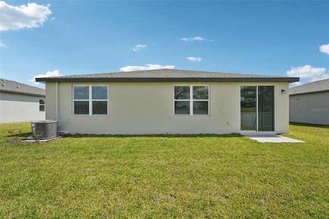 1349 Oak Valley Dr, Auburndale, FL 33823 - back of property featuring stucco siding and a yard