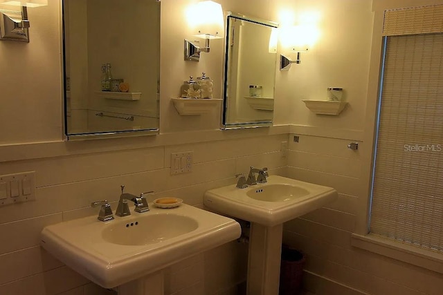 310 W Lake Ave, Auburndale, FL 33823 - bathroom featuring tasteful backsplash and tile walls