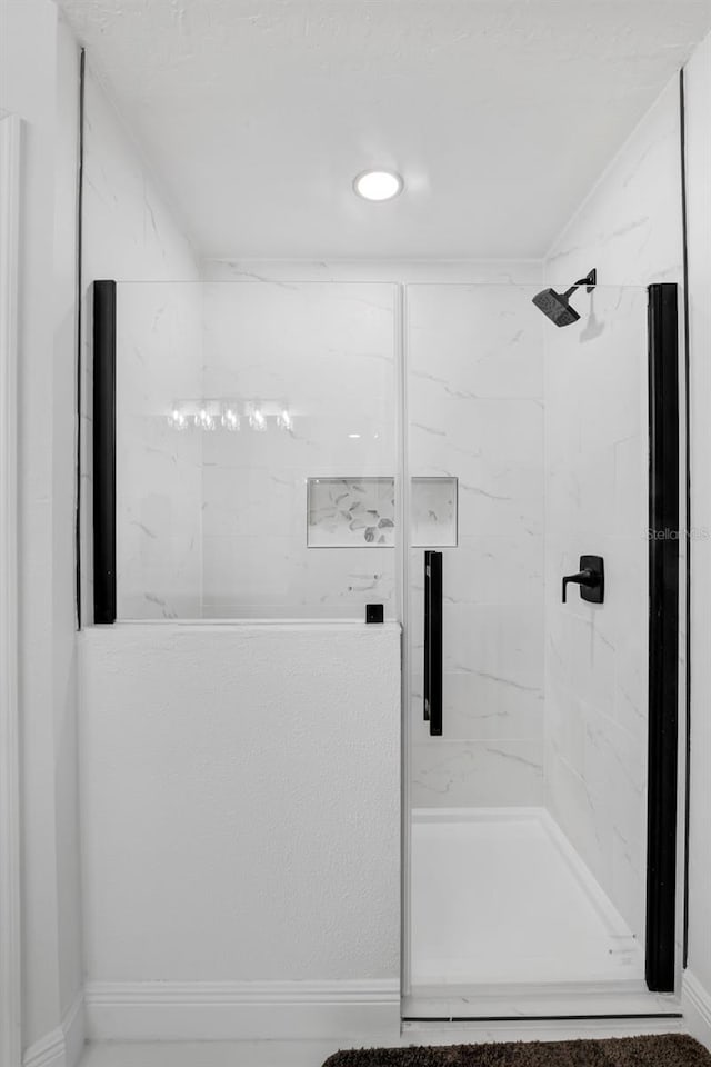 189 Blackstone Creek Rd, Groveland, FL 34736 - full bath with a marble finish shower and recessed lighting