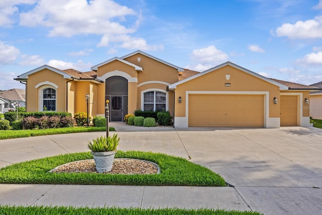 5339 Pond Crossing Pl, Leesburg, FL 34748 - view of front facade featuring curved driveway, stucco siding, and a garage