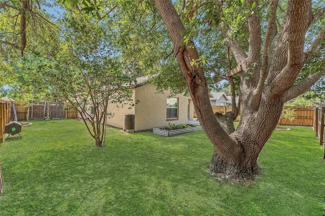 2935 Canoe Cir, Saint Cloud, FL 34772 - fenced backyard featuring a garden