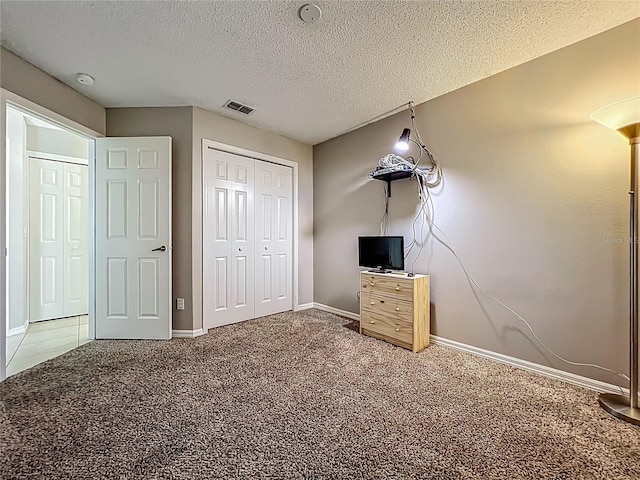 12938 Maribou Cir, Orlando, FL 32828 - unfurnished bedroom featuring carpet, a textured ceiling, and a closet