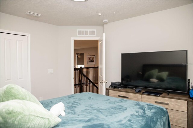 5963 Glory Bower Dr, Winter Garden, FL 34787 - bedroom with a closet and a textured ceiling