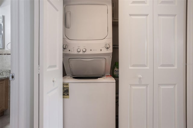940 Douglas Ave Unit 159, Altamonte Springs, FL 32714 - laundry area featuring stacked washer and clothes dryer