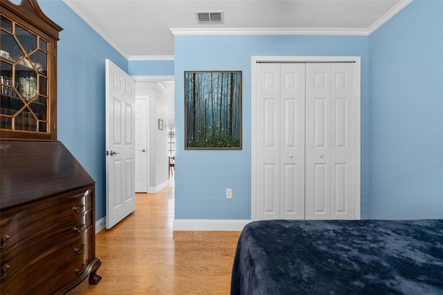 144 Bridgeton St, Davenport, FL 33896 - bedroom with light wood-type flooring, crown molding, and a closet