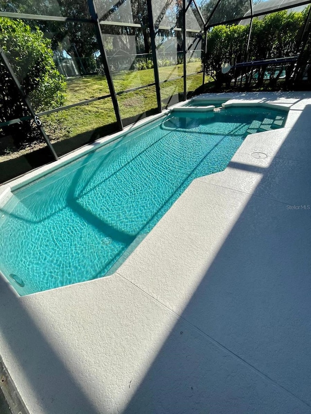 2505 Osprey Creek Ct, Kissimmee, FL 34747 - view of pool featuring a lanai, a pool with connected hot tub, and a yard