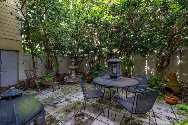 2208 Mcmahon Ct Unit 1033, Orlando, FL 32812 - fenced backyard with a patio and outdoor dining area