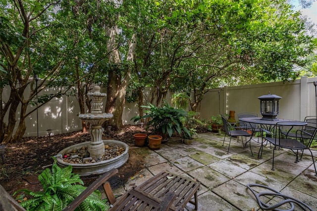 2208 Mcmahon Ct Unit 1033, Orlando, FL 32812 - fenced backyard featuring a patio and outdoor dining space