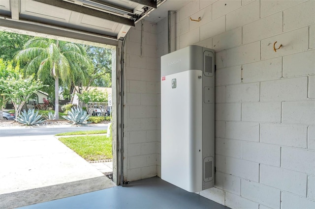 2675 Bond St, Clermont, FL 34711 - garage with concrete block wall
