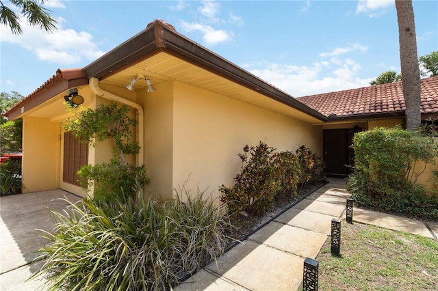 5057 Maui Cir Unit 15, Orlando, FL 32808 - view of property exterior featuring stucco siding and a tile roof
