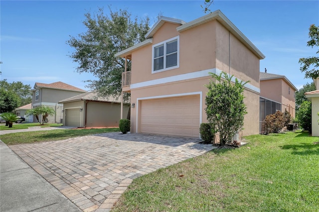 7184 Maleberry Run, Winter Garden, FL 34787 - traditional-style house featuring a garage, stucco siding, and a front lawn