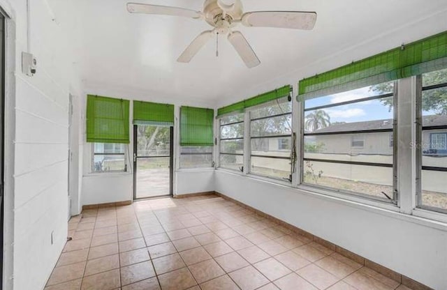 2813 21st Ave W, Bradenton, FL 34205 - unfurnished sunroom featuring a ceiling fan