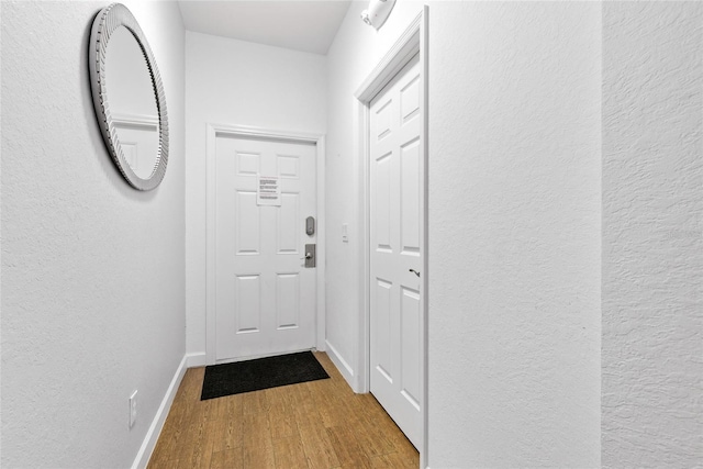 814 Calabria Ave, Davenport, FL 33897 - entryway with wood finished floors and a textured wall