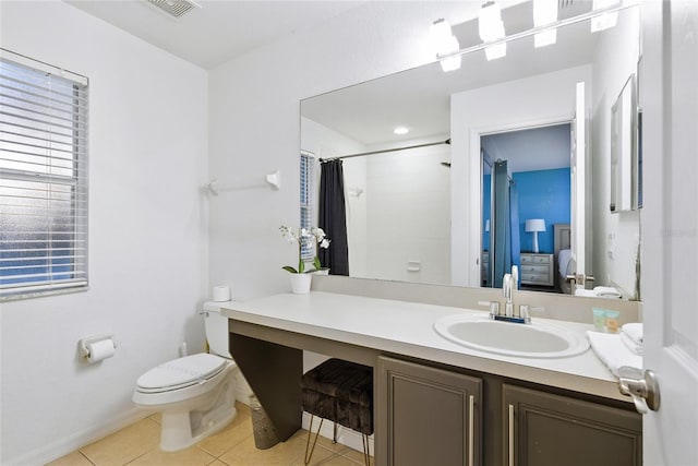 814 Calabria Ave, Davenport, FL 33897 - ensuite bathroom featuring tile patterned floors, vanity, and a shower with curtain