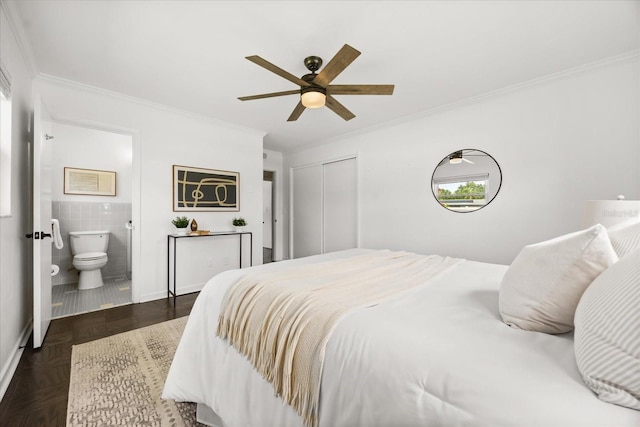 1505 N Lake Mirror Dr NW, Winter Haven, FL 33881 - bedroom with crown molding, a closet, ensuite bath, and a ceiling fan