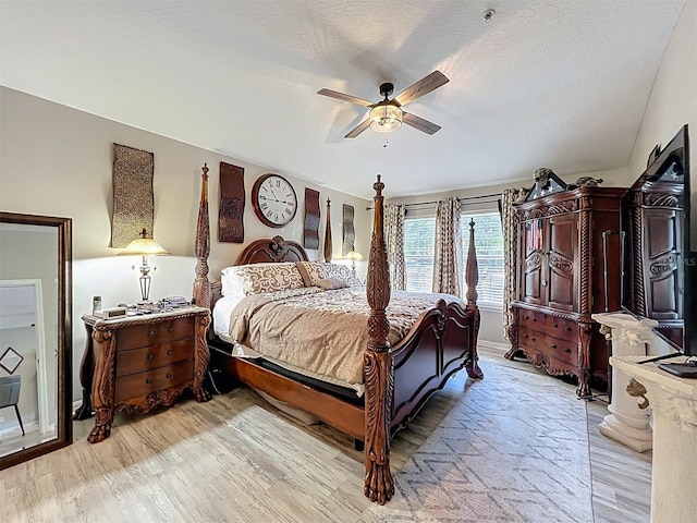 725 Ashworth Overlook Dr Unit C, Apopka, FL 32712 - bedroom featuring light wood-style flooring, a ceiling fan, and a textured ceiling